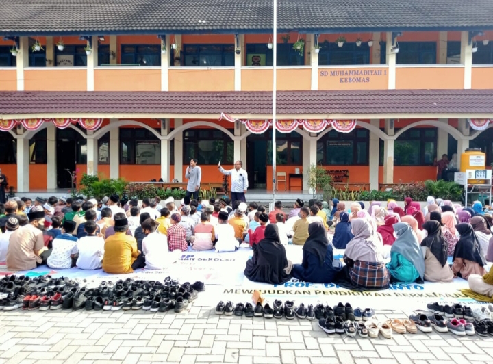 Asyiknya belajar memorize hadith SD Muri di lapangan sekolah, Jum'at (9/9/2022) (Erna Hamidah/PWMU.CO)