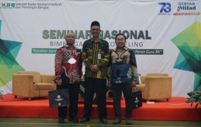 Dua pakar bimbingan konseling berfoto dengan Kepala SMA Muhi Yogyakarta (tengah) usai mengisi seminar, Kamis (15/9/2022) (Yusron Ardi Darmawan/PWMU.CO)