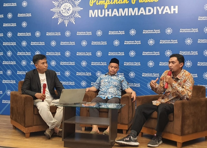 Koordinator Panitia Penggembira Muktamar, Reynal Falah (kanan) menyampaikan, berbagai fasilitas telah disiapkan untuk para penggembira Muktamar di Solo (Suri/PWMU.CO)