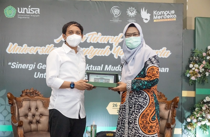 Wakil Menteri ATR Raja Juli Antoni menerima cenderamata dari Rektor Unisa Yogyakarta Warsiti, usai memberikan kuliah kebangsaan kepada 2300 mahasiswa baru Unisa, Selasa (27/9/2022) (Hilal Fathurrahman/PWMU.CO)