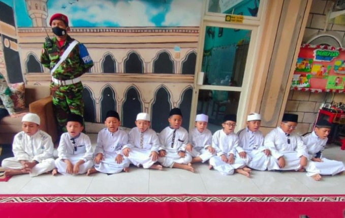 Ratusan Jamaah Khairu Ummah Bubutan Nikmati Penampilan Siswa Sekolah Hafidh Quran, liputan kontributor PWMU.CO Kota Surabaya Rijal Vredy.