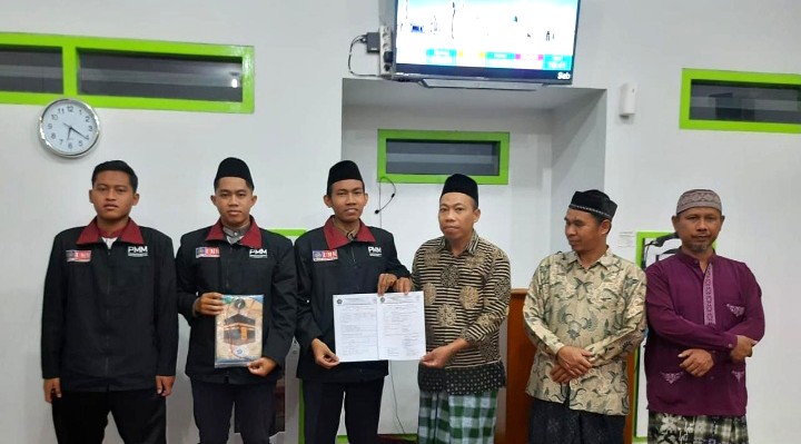 Aplikasikan Ilmu Falak, Mahasiswa Universitas Muhammadiyah Malang (UMM) mengukur arah kiblat Masjid Khadijah Dau. Pengukuran dilakukan oleh Kelompok 43 Gelombang 9 Pengabdian Masyarakat oleh Mahasiswa (PMM) UMM, Sabtu (3/9/2022).
