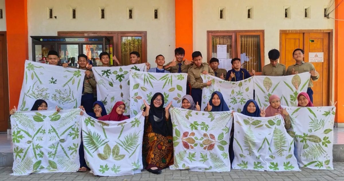 Membuat Batik Ecoprint Teknik Pounding Ala SMAM 1 Trenggalek | PWMU.CO ...