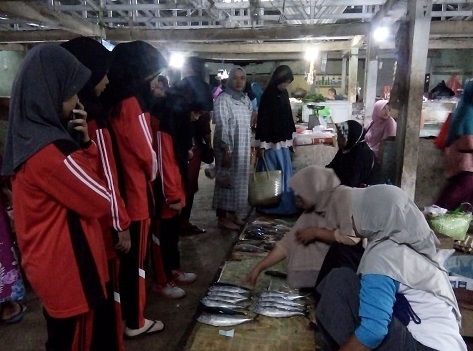 Dibekali Uang Rp 50 Ribu, siswa Smamda Sangkapura, Bawean, dilepas ke pasar; Liputan Lailatul Hasana, kontributor PWMU.CO.