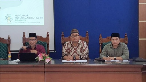 Sekretaris PDM Kabupaten Malang Nurul Humaidi (Kiri), Ketua Satgas Muktamar Kab. Malang Alfi Nurhidayat (Tengah), dan Sekretaris Satgas M Faji (Kanan) (Ibnu Rizal/PWMU.CO)