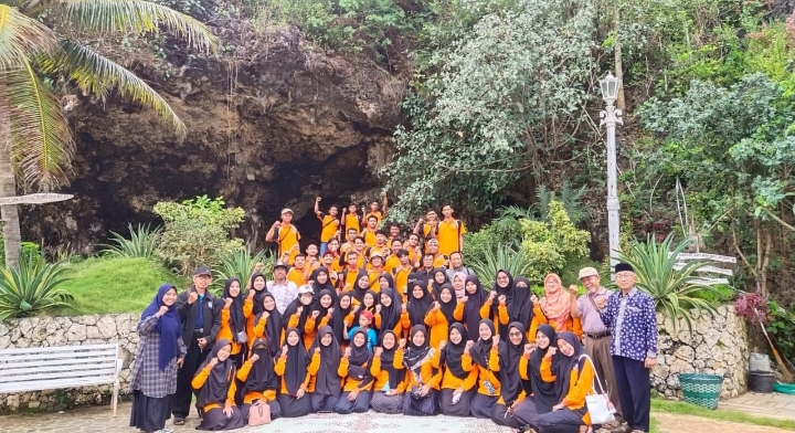 STIT Muhammadiyah Paciran menutup kegiatan KKN Tematik dengan touring ke Yogyakarta pada Ahad-Selasa (25-27/9/2022) (Maftuhah/PWMU.CO)