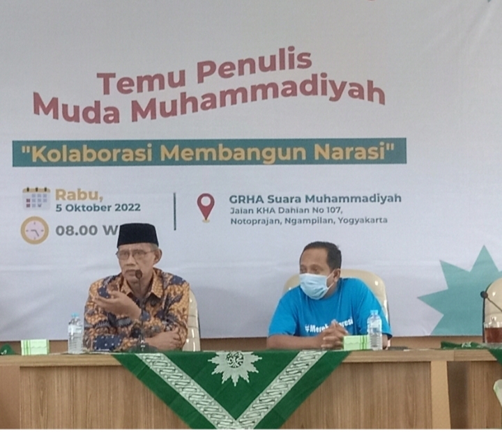 Ketua Umum PP Muhammadiyah Prof Dr Haedar Nashir MSi bersama Pradana Boy dalam kegiatan Temu Penulis Muda Muhammadiyah di Grha SM Yogyakarta, Rabu (5/10/2022) (Nely Izzatul/PWMU.CO)