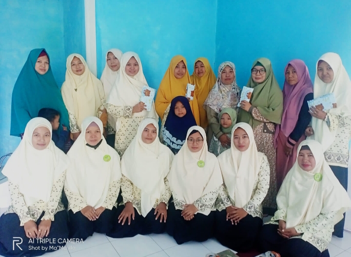 Nur Alfah SPd (berdiri empat dari kanan) berbagi materi kepada para ibu muda anggota Nasyiatul Aisyiyah Wringinanom, Ahad (2/10/2022) (Kusmiani/PWMU.CO).