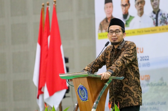 Ustadz Adi Hidayat (UAH) menyampaikan materi sejatinya Muhammadiyah dalam kegiatan Tabligh Akbar Syiar Muktamar Ke-48 Muhammadiyah dan Aisyiyah di UMS, Sabtu (8/10/2022)