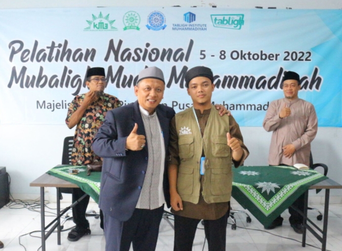 Mahasiswa Umla, Alfain Jalaluddin Ramadlan berfoto dengan Ketua Majelis Tabligh PP Muhammadiyah Ustadz Fathurrahman Kamal usai dinobatkan sebagai peserta terbaik PNM3, Sabtu, (8/10/2022) (Istimewa/PWMU.CO)