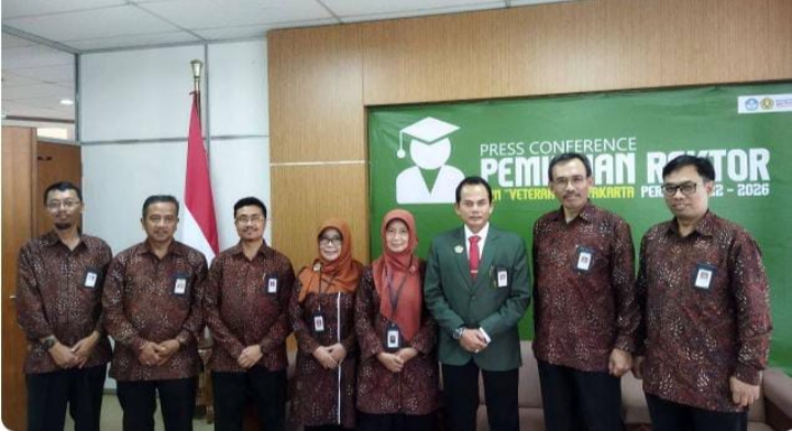 Rektor terpilih bersama panitia pemilihan. Alumnus SMA Muhi Yogyakarta, Prof Dr M Irhas Effendi MSi (tiga dari kanan) terpilih sebagai Rektor UPN Veteran Yogyakarta, Rabu (12/10/2022) (Yusron Ardi Darmawan/PWMU.CO)