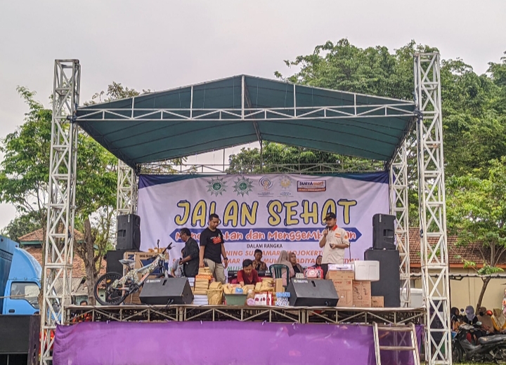 Acara jalan sehat PDM Kabupaten Mojokerto dalam rangka opening Surya Mart, Ahad (16/10/2022), dilanjutkan dengan pembagian hadiah (Muhammad Iqbal Rahman/PWMU.CO)