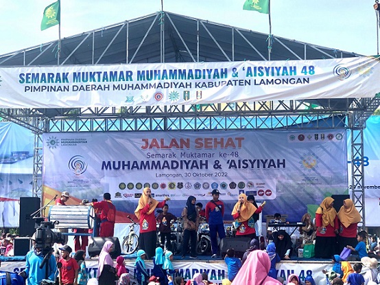 Bupati lepas 50 ribu warga Muhammadiyah Lamongan yang ikuti jalan sehat muktamar; Liputan Kontributor PWMU.CO Lamongan Alfain Jalaluddin R.
