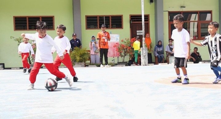 Lucunya Futsal Kids Mudisa Cup, liputan kontributor PWMU.CO Kabupaten Jember Wulidatul Aminah.