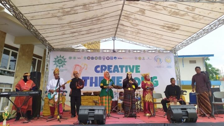 Grup musik Crescendo ketika tampil di atas panggung Creative Theme Song urutan ketiga di lapangan SMA Muhammadiyah 1 Gresik, Ahad (5/11/22) (Sri Isna Wardhani/PWMU.CO)