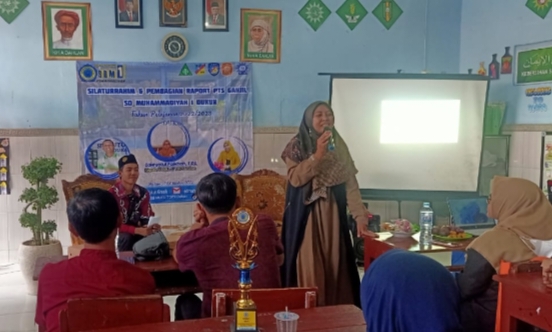 Guru Smamio Gresik, Ika Famila Sari menyampaikan materi pendidikan seksual pada kegiatan parenting SD Mutu TOPS (Mohammad Hasbi Amirudin/PWMU.CO)