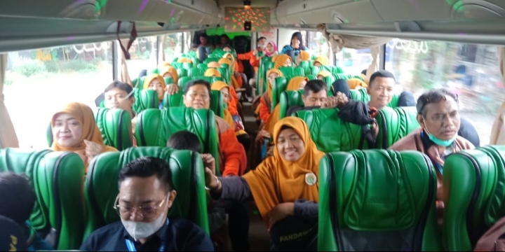 Kegembiraan Guru SD Musix Surabaya yang datang ke Solo sebagai Penggembira Muktamar Ke-48 Muhammadiyah dan Aisyiyah (Basirun/PWMU.CO)