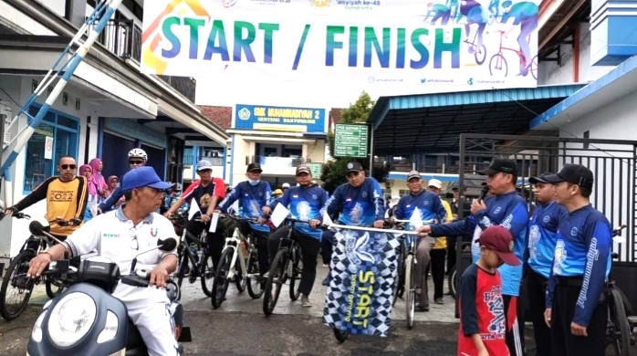 Semarak Muktamar Ke-48 Muhammadiyah, PCM Genteng Gelar Fun Bike, liputan kontributor PWMU.CO Kabupaten Banyuwangi Taufiqur Rohman.