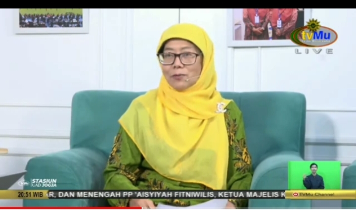 Ketum PP Aisyiyah Dr apt Salmah Orbayinah MKEs saat menyampaikan materi di Pengajian Umum PP Muhammadiyah, Jumat (9/12/2022) (tangkapan layar Nely Izzatul/PWMU.CO)