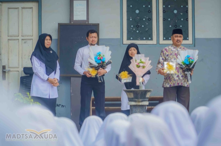 Tiga mantan Kepala Madtsamuda mendapatkan karangan bunga saat momentum peringatan hari guru di halaman Madrasah, Senin (28/11/2022). Meski Terlambat, Peringatan Hari Guru Madtsamuda Penuh Hikmat (Nahlul/PWMU.CO)