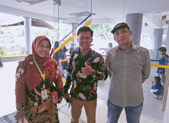 Kepala Biro Kemahasiswaan UM Cirebon, Rustanto (kanan bertopi) saat berada di UM Ponorogo untuk studi banding pelaksanaan Musywil Ke-16 Muhammadiyah Jawa Timur, Sabtu (24/12/2022) (Syahroni Nur/PWMU.CO)
