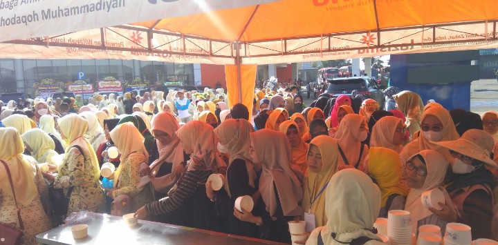 4000 Mangkok Bakso Lazismu Jatim 2 Jam Ludes di Pembukaan Muktamar Nasyiatul Aisyiyah, liputan kontributor PWMU.CO Sugiran.