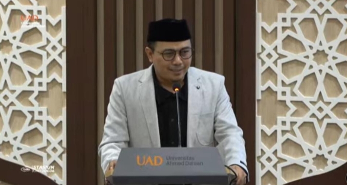 Direktur utama PT Syarikat Cahaya Media / Suara Muhammadiyah, Deni Asy’ari MA saat memberikan sambutan dalam launching buku karya Dosen UAD Immawan Wahyudi, Kamis (5/1/2023) (Alfain Jalaluddin Ramadlan/PWMU.CO)