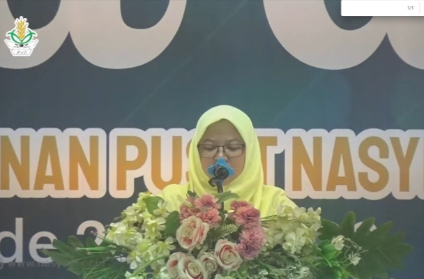 Sekretaris Umum Pimpinan Pusat Nasyiatul Aisyiyah (PPNA) Rifaatul Mahmudah saat membacakan susunan lengkap PPNA Periode 2022 - 2026 (Nely Izzatul/PWMU.CO)