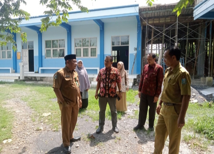 Cabang Dinas Pendidikan Provinsi Jawa Timur Wilayah Kabupaten Lamongan saat visitasi di SMKM 8 Paciran untuk pembukaan jurusan atau kompetensi keahlian baru (Muftinin/PWMU.CO)