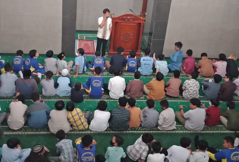 Takmir Kids SD Ikrom ajak para siswa tertib ibadah; Liputan Sonah, kontributor PWMU.CO dari Kabupaten Sidoarjo.