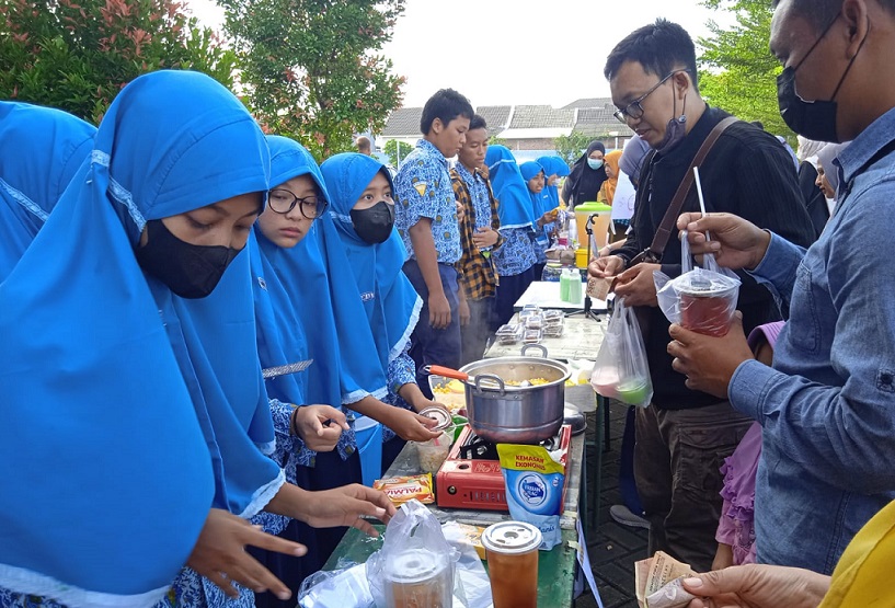 Market Day SMP Miosi diserbu ribuan siswa SD Muhammadiyah se-Kabupaten Sidoarjo; Liputan Mahyuddin, Kontributor PWMU.CO.