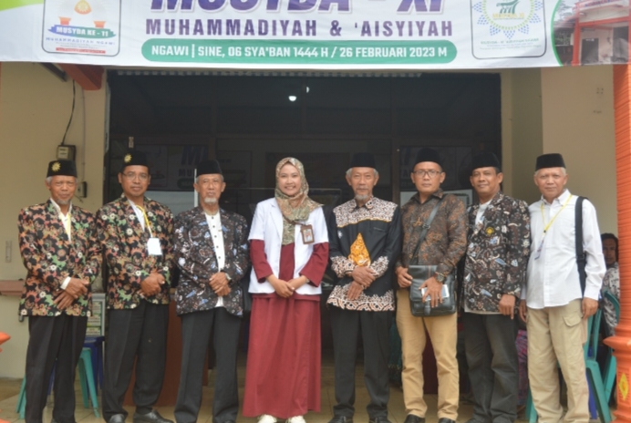Ketua PP Muhammadiyah Dr KH Sa'ad Ibrahim bersama dokter Klinik Aisyiyah Sine, PWM Jatim, PDM Ngawi dan PCM Sine saat Grand Opening Poli Fisioterapi (Suparno/PWMU.CO)