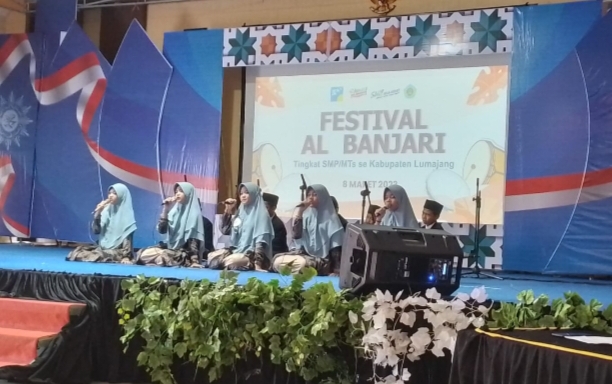 Salah satu penampilan peserta dalam kegiatan Festival Al Banjari yang diadakan dalam rangka Milad SMKM Lumajang (Rizal Mazaki/PWMU.CO)