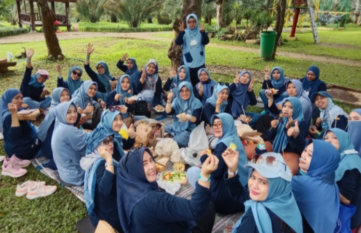 Outbound Ikwam SDMM Berkesan. Momen kebersamaan saat Ikwam makan rujak bareng duduk lesehan di Kebun Kurma Sukorejo Pasuruan (Nina Yudhi/PWMU.CO)
