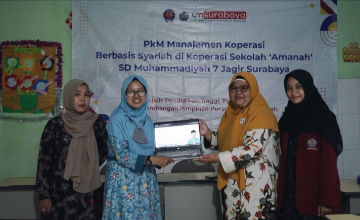 Ketua Tim Abdimas UMSurabaya, Arin Setiyowati SHI MA (dua dari kiri) saat menyerahkan Syariah Apps kepada koperasi Sekolah Inovatif SD Muhammadiyah 7 Jagir Surabaya (Nurwidya/PWMU.CO)