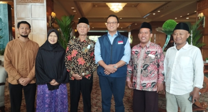 Dari kiri Azzam Mushoffa, Mutmainnah, Kiai Dawam, Anies Baswedan, Gondo Waloyo, Abdul Ghofur, usai pertemuan di hotel Shangrila Surabaya, Sabtu (18/3/2023) (Yazid Husnan/PWMU.CO)