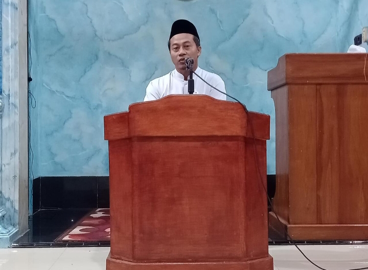 Sekretaris PDM Lamongan, Dr Piet Hizbullah Khaidir, saat mengisi Kajian Ahad Pagi di PRM Sekaran (Muhammadiyah Rijal/PWMU.CO)