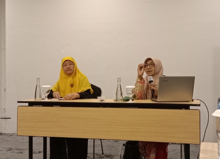 Ketua Pimpinan Pusat Aisyiyah, Dr Siti Aisyah MAg (kanan) saat menyampaikan materi Penguatan Ideologi dan Kepemimpinan. BerAisyiyah adalah Perjanjian Kuat dengan Allah (Nely Izzatul/PWMU.CO)