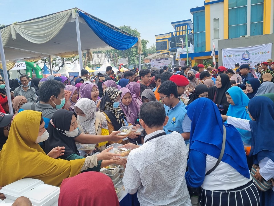 1000 porsi lontong kupang ludes diserbu peserta Pra Musyda Muhammadiyah Sidoarjo; Liputan Nisrin Adelyna, kontributor PWMU.CO Sidoarjo.