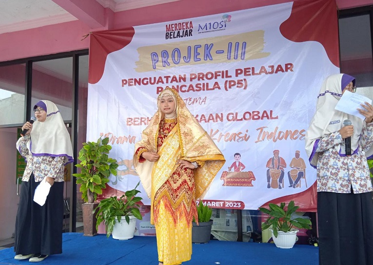 Pentas P5 di SMP Miosi diramaikan drama kreasi tradisional; Liputan Mahyuddin, kontributor PWMU.CO dari Kabupaten Sidoarjo.