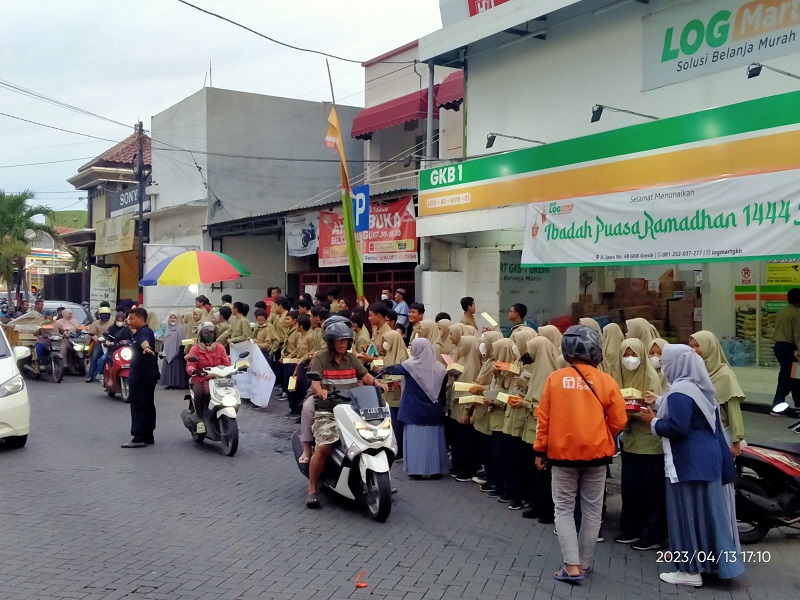 Siswa Spemdalas Berbagi Takjil Pwmu Co Portal Berkemajuan