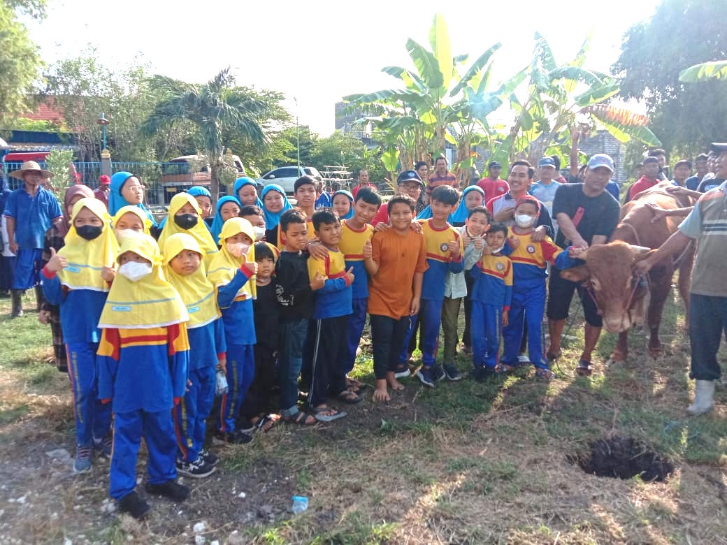 Keceriaan Siswa Sdmm Dan Mimsagum Dalam Baksos Idul Adha Di Kwasen