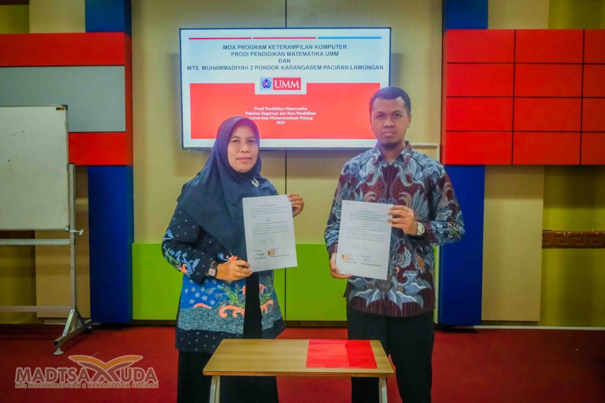 Madtsamuda dan UMM Teken MoA Program Keterampilan Komputer. Kepala Madtsamuda Millazul Faidah MPd dan Kepala Prodi Pendidikan Matematika UMM Adi Slamet Kusumawardana MSi menunjukkan lembar nota kesepahaman (Istimewa/PWMU.CO)