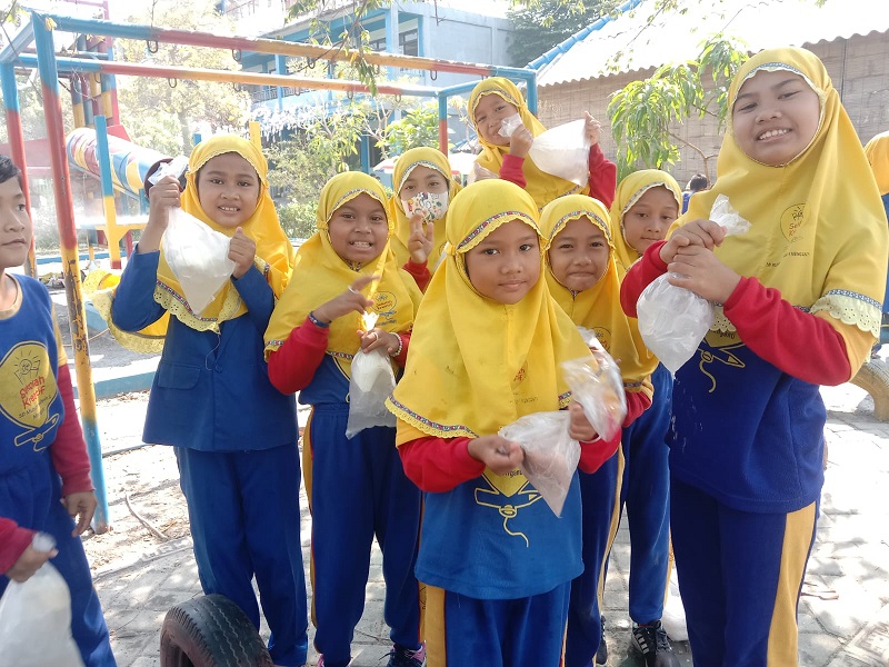 Siswa Sekolah Kreatif Menganti Semangat Bikin Es Krim | PWMU.CO ...