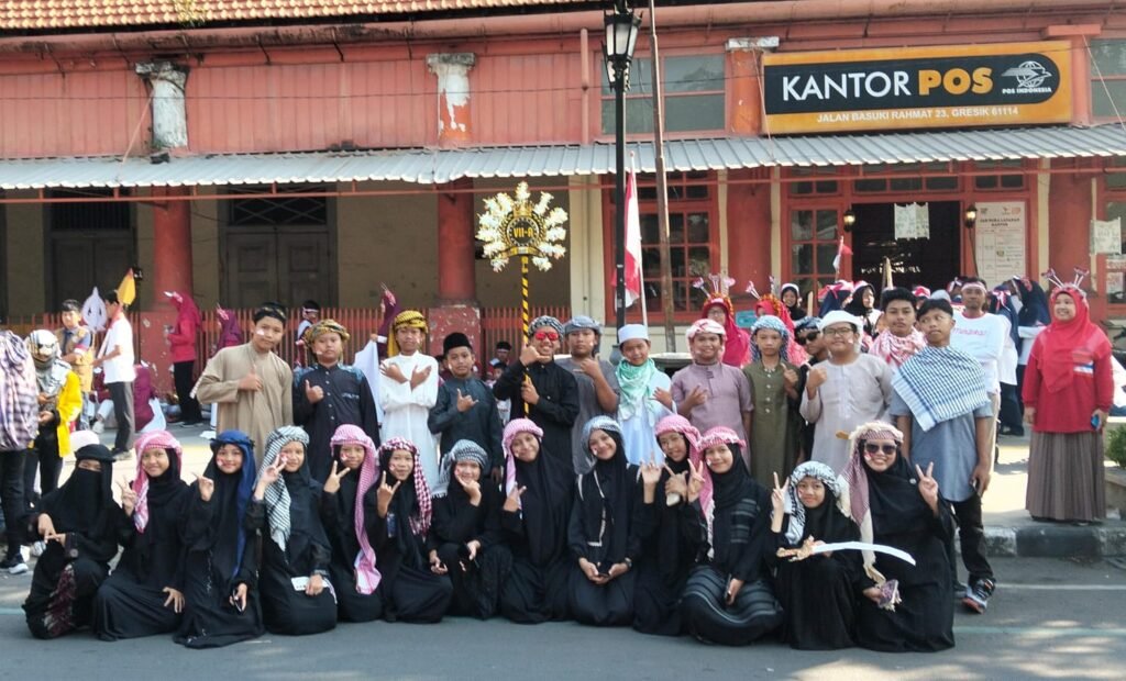 Dari ‘Ronda Malam’ Hingga Arabic, Deretan Kreativitas Fun Walk Parade Spemutu Gresik