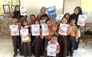 Mahasiswa KKN UMG Ajak Siswa SDN 143 Gresik Biasakan Ucap 4 Kata Ajaib