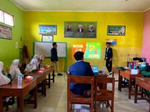 KKN UMG Ajak Siswa MI Islamiyah Desa Ganggang Belajar Kelistrikan dan Hemat Energi