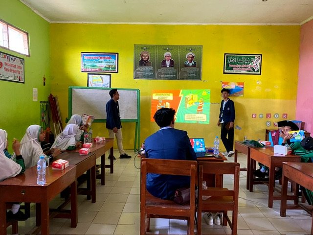 KKN UMG Ajak Siswa MI Islamiyah Desa Ganggang Belajar Kelistrikan dan Hemat Energi