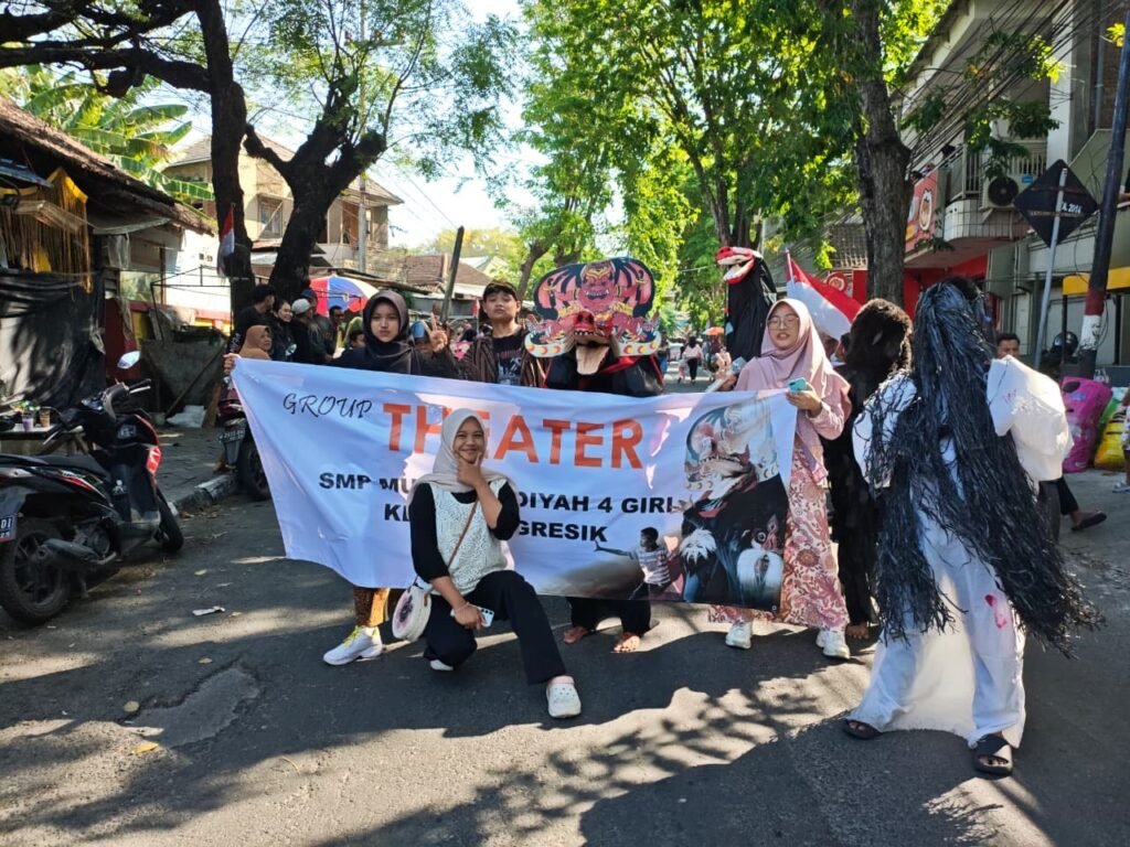 Spemupat Meriahkan Karnaval Kebomas dengan Teatrikal Barongan Horor