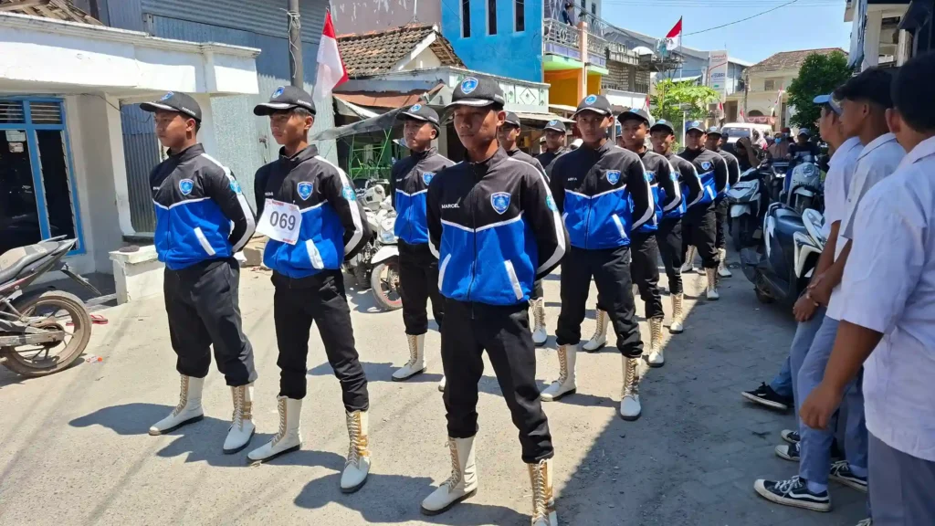 Pasukan KOPASSIX SMAMUSIX Tampil Kompak di Gerak Jalan Paciran